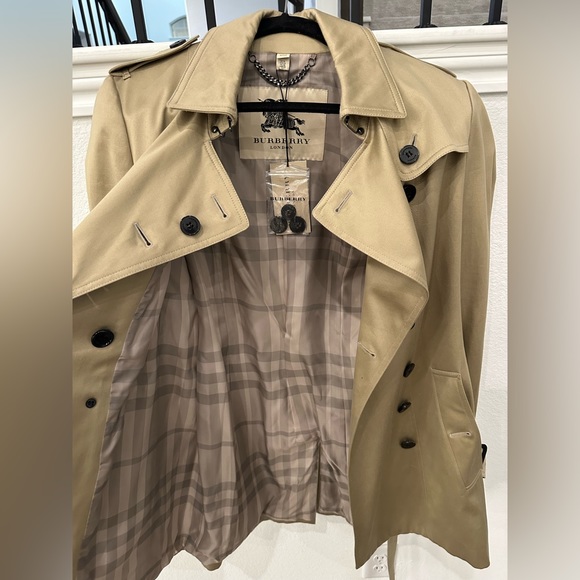 Burberry London AUTHENTIC Trench Coat NWT. New, tags still attached, never worn - Picture 3 of 11